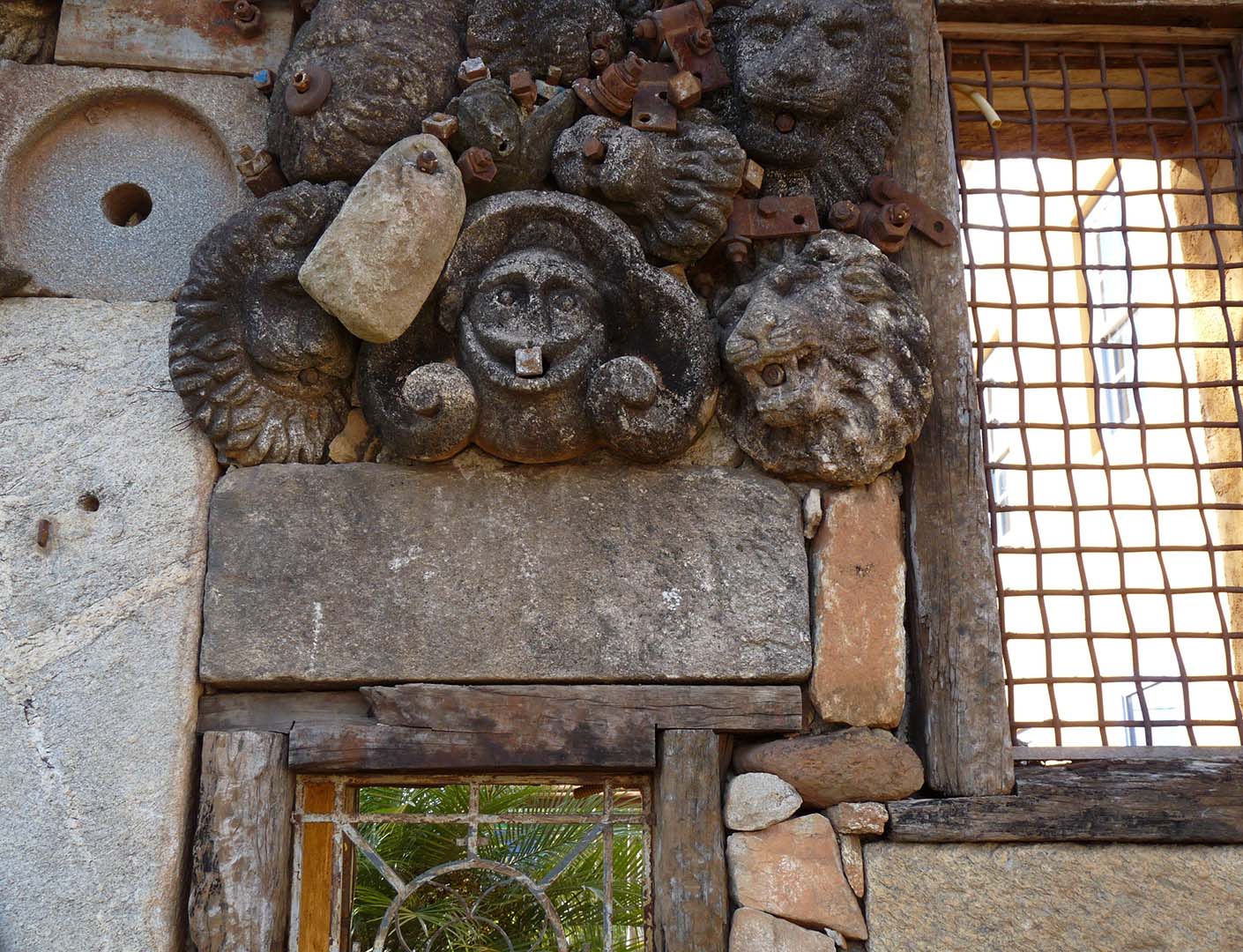 COMPOSIÇÕES NO MURO TIRADENTES 2